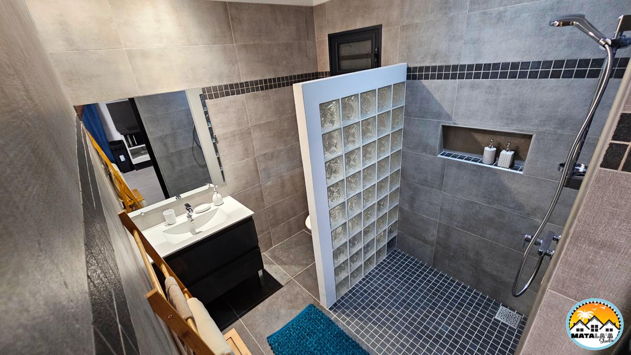 Salle de bain du Studio Matala'a